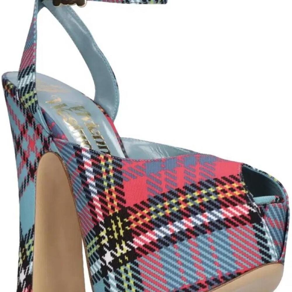 Stand out in vivienne westwoods - Picture 3 of 8